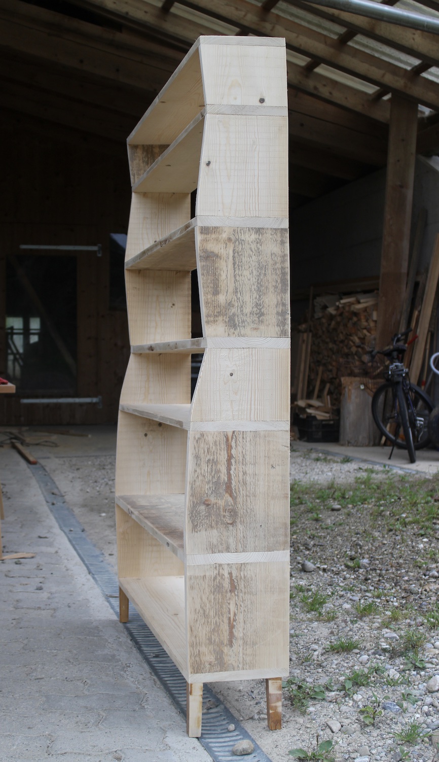 Büchergestell aus Altholz, 2019